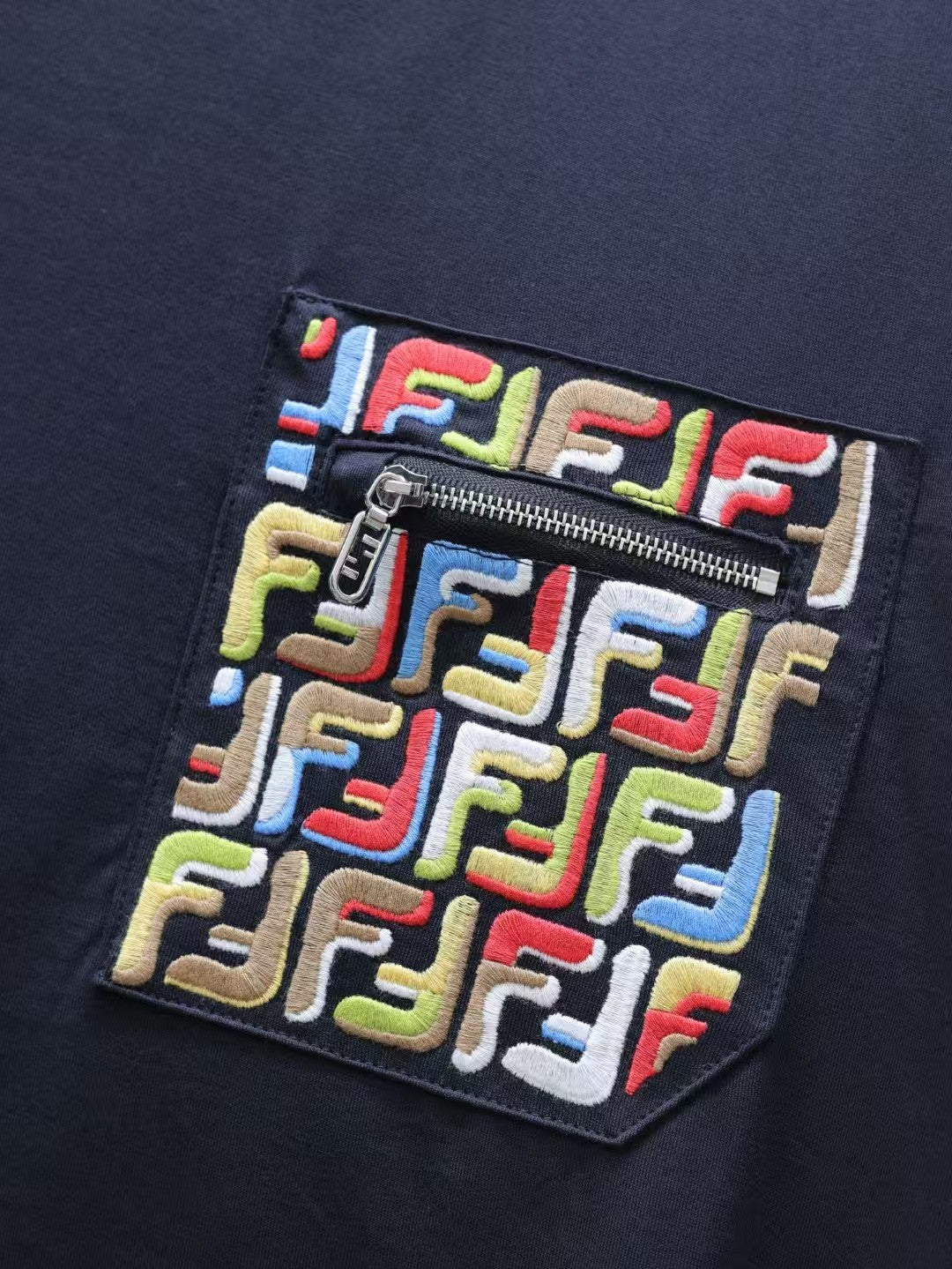 New pocket letter embroidered T-shirt